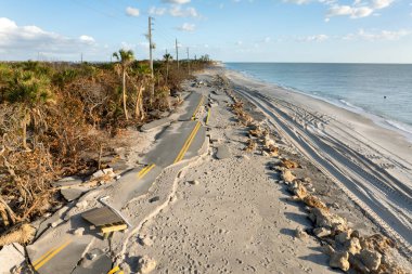 Milton Kasırgası dalgası Blind Pass Plajı 'ndaki Manasota Key yolunu yok etti. Florida 'daki liman altyapısında ciddi hasar var..