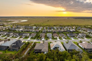 Florida 'nın güneybatısında büyük yerleşim yerleri var. Kırsal ABD banliyölerindeki Amerikan evleri.