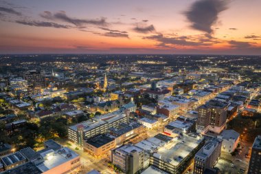 Güney Amerika 'daki tarihi şehir mimarisi. Geceleri Savannah, Georgia 'nın aydınlık sokaklarının manzarası.