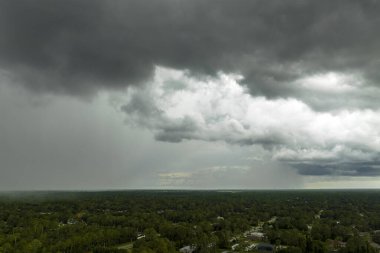 Yaz mevsiminde Florida kırsalında sağanak yağmur. Fırtınalı bulutlardan akan yağmur suyu.