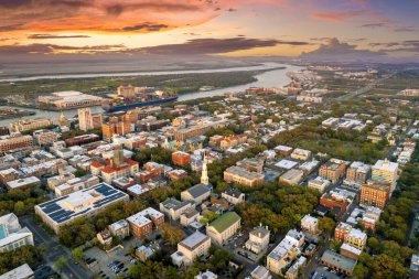 Georgia 'nın Savannah şehrinde. Gün batımında ABD şehir manzarası.