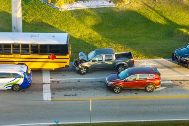 Amerikan caddesinde okul otobüsü ve araba kazası. Acil servis, ABD 'de trafik kazası kurbanlarına yardım ediyor..