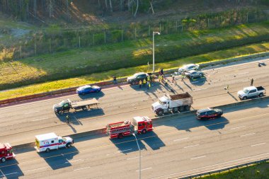 Amerikan otobanındaki kaza yerine ilk müdahale ekiplerinin yardım ettiği şiddetli bir trafik kazası. ABD 'de yüksek hızlı yolda araç kazası.