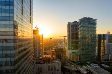 Miami, Florida 'da gün batımında gökdelen inşaatı. ABD Emlak Geliştirme. Yüksek binaları olan büyük şehir manzarası.
