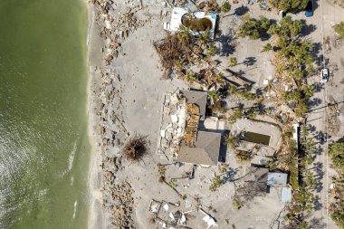 Fırtına, kasırga sonrası okyanus kıyısındaki konut evlerinde şiddetli hasara yol açıyor. Florida 'da doğal afet sonuçları.