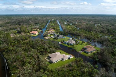 Etrafı Ian Kasırgası ile çevrili sel suları Florida yerleşim bölgesindeki evleri sarıyor. Doğal afetten sonra.