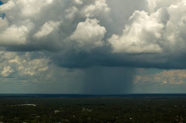 Florida 'da tropik fırtına. Şiddetli fırtına sırasında karanlık gökyüzünde fırtına bulutları oluşuyor. Hareket eden ve değişen bulutlu hava durumu.