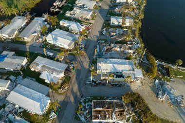 Yukarıdan bakıldığında Ian Kasırgası tarafından yıkılan Florida 'daki taşınabilir evler görülüyor. Doğal afetin sonuçları..