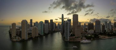 Gün batımında ABD 'nin Florida kentindeki Miami Brickell semtindeki yüksek gökdelen binalarının görüntüsü. Amerikan megapolis 'i ve karanlık çöktüğünde finans bölgesi.