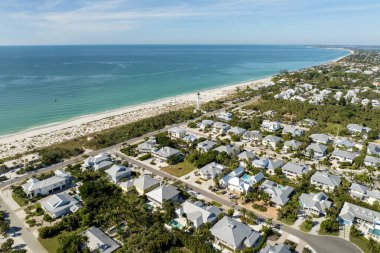 Boca Grande, Florida 'nın küçük bir kasabasında yeşil palmiye ağaçları arasında pahalı rıhtım evleri olan zengin bir mahalle. ABD Premium Konutlarının Geliştirilmesi.