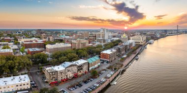 Savannah, Georgia 'daki River Caddesi' nin havadan görüntüsü. Amerikan şehri tarihi mimarisi. ABD geceleri panoramik şehir manzarası.