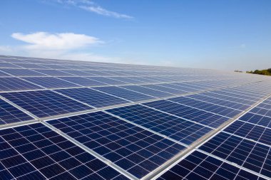 Fotovoltaik çatısı temiz ekolojik elektrik enerjisi üretmek için güneş panelleriyle kaplı otonom bir bina..