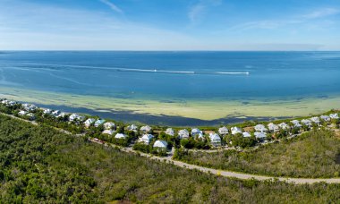 Meksika Körfezi kıyısındaki yeşil palmiye ağaçları arasında pahalı malikaneler Gasparilla Adası 'ndaki Boca Grande adlı küçük bir kasabada, ABD' nin güneybatısında. Zengin sahil manzaralı bir yer..