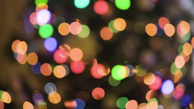 Parlak tatil renkleriyle yanıp sönen ışıklar mevsimlik rahat bir atmosfer yaratıyor.