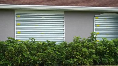 Kasırgadan korunmak için camları çelik kepenklerle kapatılmış. Florida 'daki doğal felaketten önce koruyucu tedbirler.