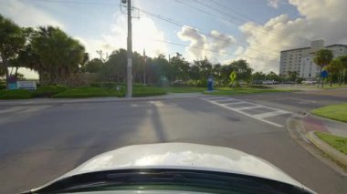 Florida 'da Amerikan caddesinde Venedik turistik bölgesinde araba sürüyor.