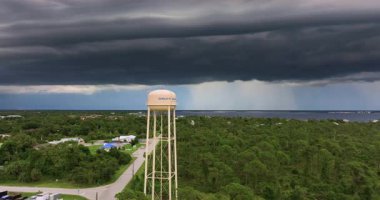 Florida yaz fırtınası Charlotte Limanı su kulesi üzerinde. Karanlık gökyüzü, şiddetli yağmur ve nemli tropikal atmosfer
