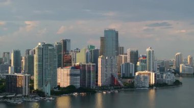 Miami, Florida 'da sahil şehri. Gün batımında. ABD şehir merkezindeki rıhtımlı gökdelen binaları. Ticari finans bölgesiyle Amerikan megapolis