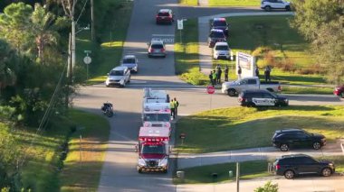 Ambulans ve itfaiye aracı olarak banliyö evindeki hastalara yardım edenler dışarıda beklesinler.
