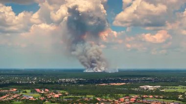 Florida yakınlarındaki kuru otlaklarda orman yönetiminin bir parçası olarak yayılan reçeteli yangın.