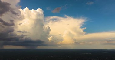 Florida 'nın etrafındaki fırtına bulutlarından sağanak yağmur. Mevsimlik gök gürültülü fırtına dramatik bulutlu gökyüzü yaratıyor