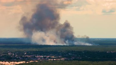 Florida, ABD 'de banliyö bölgesinde çıkan yangından çıkan yanan dumanla hava kirliliği