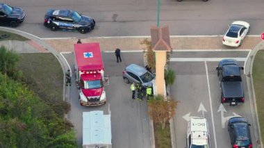 Florida 'da şehir caddesinde araba kazası. Dikkati dağılmış sürüş ve hız sonucu. ABD 'de trafik kazasında acil servis