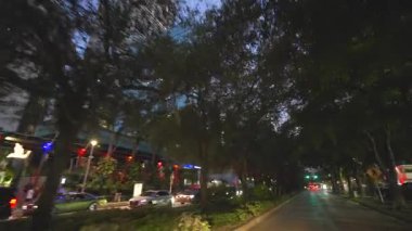 Gece Miami, Florida 'da araba kullanırken görülmüş. Ulaşım ve trafik kavramı. Şehir caddesinde, gökdelen binaları arasında araç sürüyor.