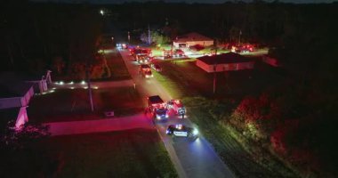 İtfaiye araçları ve ambulans geceleri yangın alarmına cevap veriyor. ABD 'deki özel bir evde karbon monoksit gazı araştırması