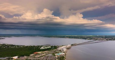 Charlotte Harbor, Florida 'da şiddetli bir fırtına var. Fırtına bulutlarından kıyı bölgelerine düşen yağmur suyu