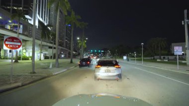 A.B.D. 'nin aydınlanmış Miami caddelerinde gece araba sürüyor. Florida 'da popüler bir tatil yeri.