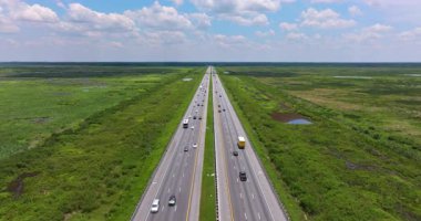 Florida 'da I-75 karayolunun düz bir uzantısı. Açık ve güneşli bir günde, sabit araç trafiğiyle sulak alanlardan geçiyor.