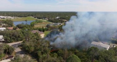 Florida 'daki banliyö evlerinin yakınındaki orman yangınının hava manzarası.
