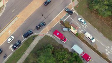Amerikan caddesinde araba kazası. Acil servis, ABD 'de trafik kazası kurbanlarına yardım ediyor.