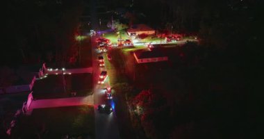 Acil itfaiye araçları olay yerinde. Florida, ABD 'deki konut evinde karbon monoksit gazı tehlikesi araştırması. Geceleri parlayan ışıklar.