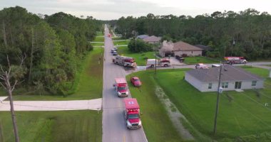 Özel evin yangın tehlikesini araştıran ilk ekipler. Florida yerleşim yerindeki karbon monoksit kazasına acil servis personeli cevap veriyor.