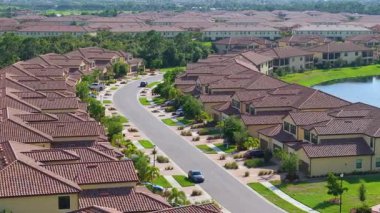 Florida banliyölerinde araba parkı olan evler, Amerikan toplumlarında konut mimarisinin altını çizmek ve emlak genişlemesi