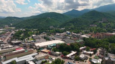 Gatlinburg, Tennessee 'de ana Parkway Caddesi' nde restoranlar, eğlence yerleri ve ziyaretçiler için perakende mağazaları var. Amerikan tatil kasabasını çevreleyen Appalachian tepeleri.