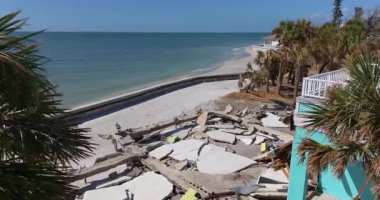 Milton Kasırgası Florida, Manasota Key 'deki rıhtım evinde şiddetli hasara yol açtı. Körfez kıyısındaki evim yıkıldı.