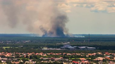 Reçeteli yanıkların dumanı Florida halkı üzerinde güvenli ateş kontrolü sırasında görülebilir.