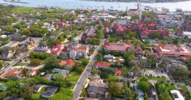 St. Augustine 'in havadan görünüşü, Florida' daki tarihi şehir. Dar sokakları ve eski binaları olan Güney Amerika mimarisi