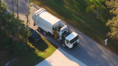 Amerikan çöp kamyonu kırsal kesimdeki çöp kutularını topluyor.