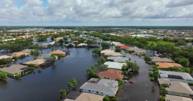 Florida yerleşim bölgesindeki sel basmış ev ve arabaları sel basmış. ABD 'nin güneyindeki doğal afet sonrası.