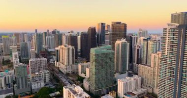 Gün batımında Florida, ABD 'deki Miami şehir merkezi ofis bölgesinde. Modern Amerikan şehrindeki yüksek ticari ve meskun gökdelen binaları