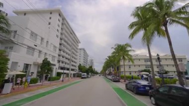 Miami Beach caddesinde POV sürücüsü. Florida yolu trafiği hareketli