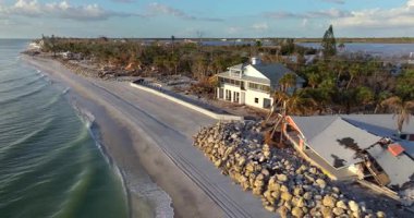 Fırtına, Florida, Englewood 'daki Milton Kasırgası' ndan sonra limandaki evlerde ciddi hasara yol açtı. Körfez kıyısındaki yıkılmış evler