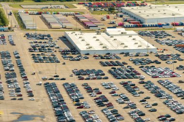 Araba fabrikasının otoparkının havadan görünüşü ve satılık bir sürü yeni araba. Amerikan otomotiv endüstrisinin gelişimi.