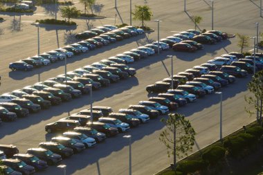 Satılık bir sürü yeni arabasıyla bayilik otoparkının havadan görüntüsü. Amerikan otomotiv endüstrisinin gelişimi.