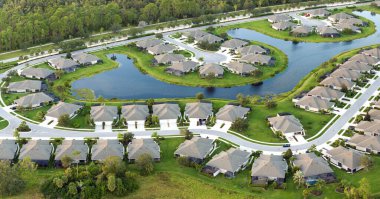 Florida 'nın güneybatısındaki küçük bir kasabadaki pahalı konutların hava manzarası. Amerikan banliyölerinde emlak gelişimine örnek olarak Amerikan rüya evleri.