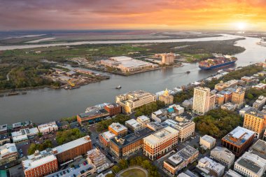 Savannah, Georgia 'nın havadan görünüşü. Amerikan şehri tarihi mimarisi. ABD geceleri panoramik şehir manzarası.